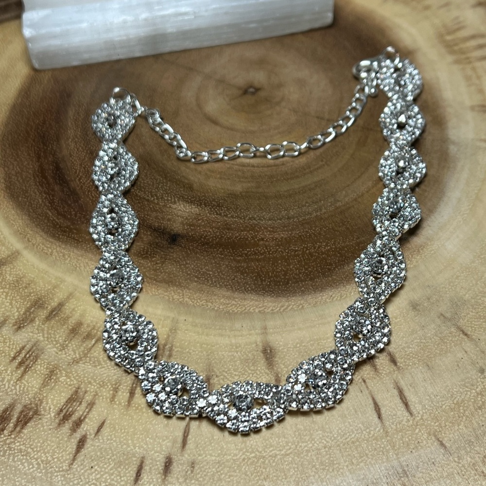 VTG| Rhinestone Crystal Twisted Necklace ✨🤍 - Picture 14 of 15
